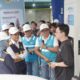 Rombongan kunjungan Kementerian ESDM saat berbincang dengan salah satu pengguna kendaraan listrik yang sedang melakukan pengecasan.