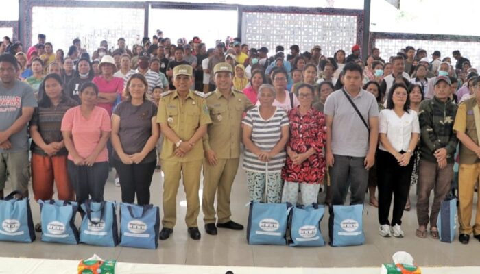 Bupati Simalungun Salurkan Bantuan Wapres Kepada Korban Banjir Parapat