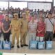 Bupati Simalungun dan Wabup bersama pimpinan OPD saat penyerahan bantuan sembako kepada korban banjir bandang Parapat, Senin (24/3).(Waspada/ist).