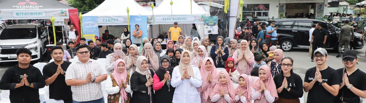 Wakil Wali Kota Pematangsiantar Herlina (tujuh kiri) menghadiri pembukaan Ramadhan Fair Bazar dan Expo di lapangan parkir Soeaka Stasiun KA, Jl. Kartini Ujung, Minggu (23/3) sore.(Waspada-Ist).
