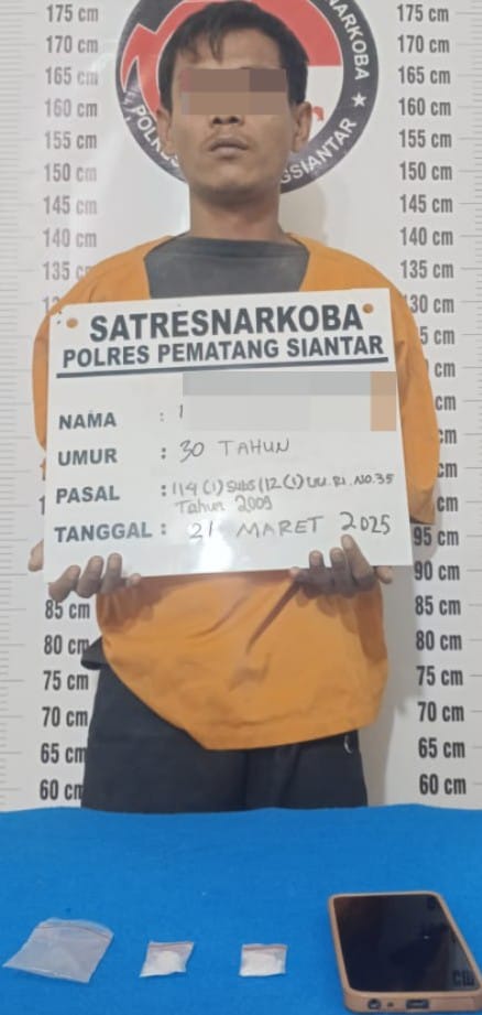 Polres Pematangsiantar melalui Sat Resnarkoba meringkus terduga pemilik narkotika jenis sabu-sabu, pria RH, 30, di rumahnya di Jl. Tambun Barat, Kel. Tanjung Tongah, Kec. Siantar Martoba, Jumat (21/3) pukul 18:00 serta menyita barang bukti sabu dan lainnya dari RH.(Waspada-Ist).