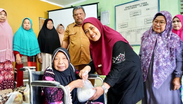 Ketua TP-PKK Langkat Salurkan Bantuan Sembako Buat Warga Desa Pertumbukan