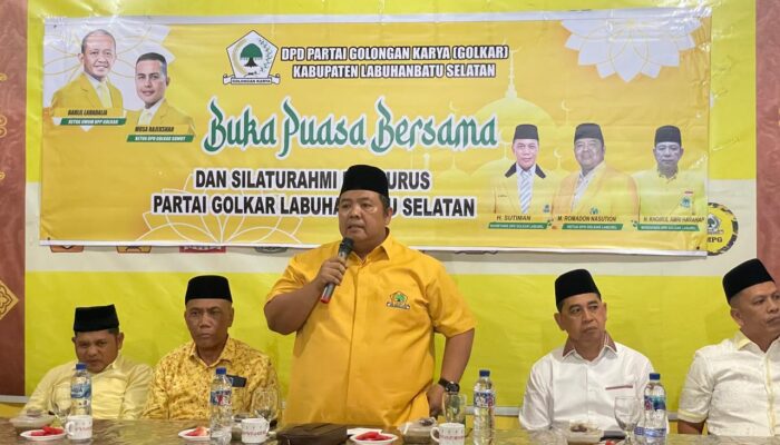 DPD Golkar Labusel Serahkan Paket Lebaran Ke Sejumlah Kader