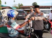 Polres Abdya Berbagi Takjil Pada Tukang Parkir Dan Pengguna Jalan Raya