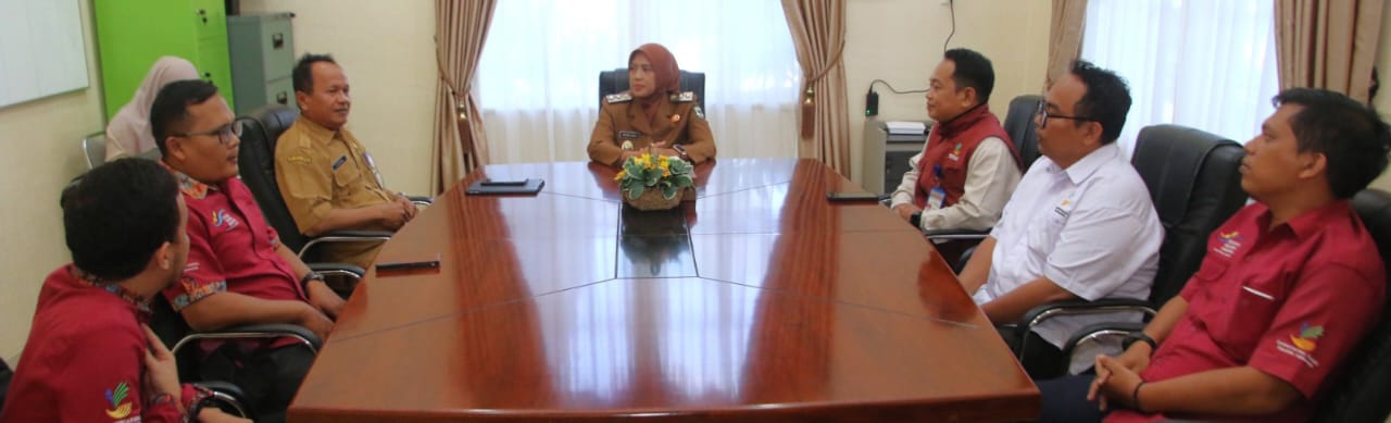 Wakil Wali Kota Pematangsiantar Herlina (tengah) menerima audiensi Plt Kadis SP3A Pemko Risbon Sinaga (tiga kiri) dan Pendamping PKH di ruang kerjanya di Balai Kota, Jl. Merdeka, Senin (23/3).(Waspada-Ist).