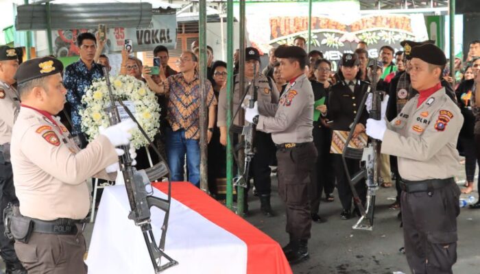 Polres P.Sianțar Lakukan Persemayaman Purnawirawan Dengan Tradisi Kepolisian