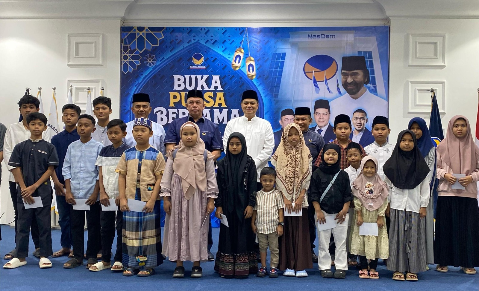 Pengurus DPW Partai Nasdem Aceh menggelar buka puasa dan santunan anak yatim, Senin (24/3). Waspada/Munawardi