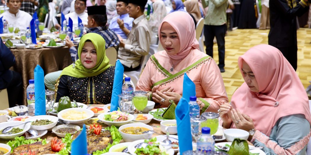 Ketua TP-PKK Aceh, Ny. Marlina Muzakir, saat menghadiri Temu Ramah dan Buka Puasa Bersama Pengurus TP-PKK, Posyandu, dan Pengurus Dekranasda se-Aceh Masa Bhakti 2025-2030, di Anjong Mon Mata, Banda Aceh, Senin, (24/3). (Waspada/Zafrullah)