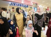 Bahagianya Ratusan Anak Yatim Diajak Wali Kota Illiza Belanja Baju Lebaran
