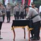 Kapoldasu menggelar Sertijab pejabat utama dan Kapolres jajaran Poldasu dan salah satunya Kapolres Pematangsiantar dari AKBP Yogen Heroes Baruno (paling kiri) kepada AKBP Sah Udur Togi Marito Sitinjak (dua kanan) di lapangan KS Tubun Mapoldasu, Medan, Senin (24/3).(Waspada-Ist).