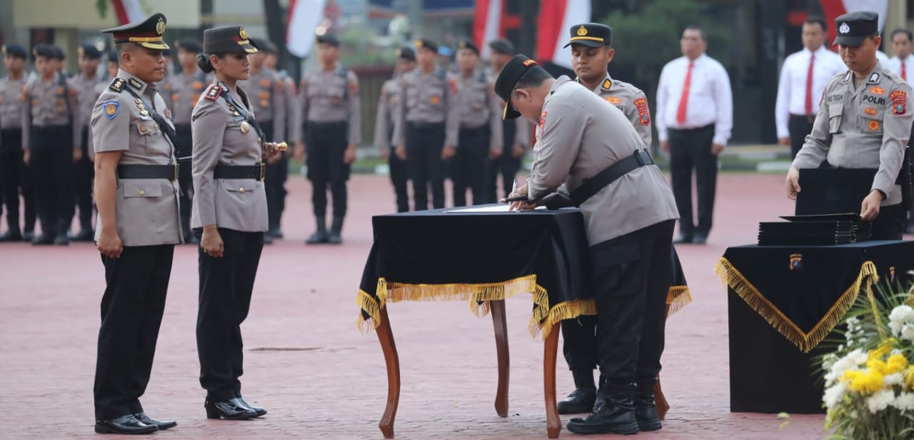 Kapoldasu menggelar Sertijab pejabat utama dan Kapolres jajaran Poldasu dan salah satunya Kapolres Pematangsiantar dari AKBP Yogen Heroes Baruno (paling kiri) kepada AKBP Sah Udur Togi Marito Sitinjak (dua kanan) di lapangan KS Tubun Mapoldasu, Medan, Senin (24/3).(Waspada-Ist).