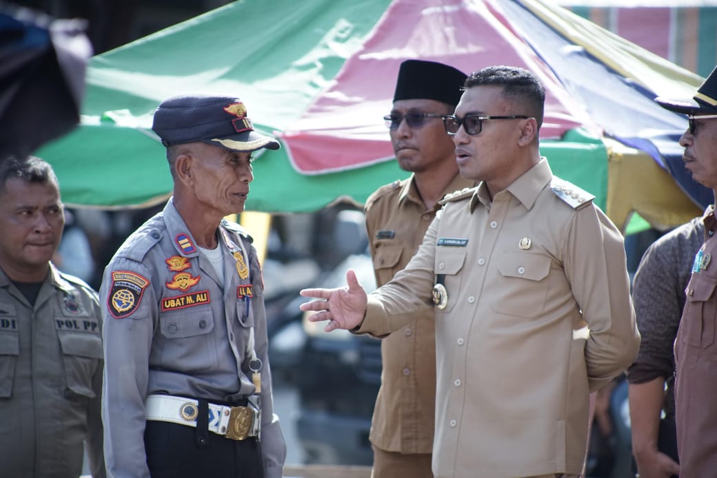 Bupati Abdya Safaruddin, didampingi Kadis PUPR Alfian Liswandar dan Kades Pasar Blangpidie Takdir, serta pihak terkait lainnya, saat meninjau kondisi pasar Blangpidie, yang mesti segera dibenahi infrastruktur dan tata kelolanya. Selasa (25/3).Waspada/Syafrizal