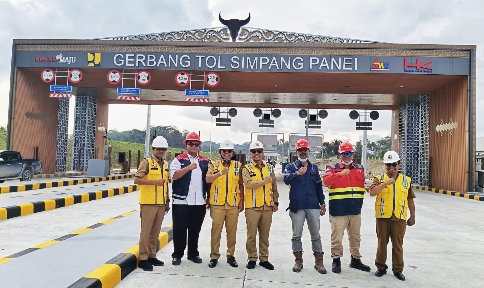 Bupati Simalungun Anton Saragih bersama Wabub Benny Gusman didampingi Kadis PUTR Simalungun Hotbinson Damanik saat meninjau jalan Tol Sinaksak - Simpang Panei, Senin (24/3).(Waspada/ist).