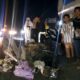 Warga sekitar kejadian menyaksikan puing piong sepeda motor yang hancur usai laga Kambing di Jalinsum Petatal. (Waspada/ist)