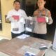 Kapolsek Kota Kisaran, Ipda Ali Al Ashgor, didampingi Kanit Reskrim, menunjukkan sejumlah alat bukti penemuan jenazah Pasutri dalam rumah.Waspada/Sapriadi