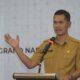 Plt. Sekda Aceh, M. Nasir, S.IP, MPA, saat memberikan sambutan sekaligus membuka Forum Konsultasi Publik terhadap Rancangan Awal Rencana Kerja Pemerintah Aceh (RKPA) Tahun 2026 di Hotel Grand Nanggroe, Banda Aceh, Selasa (25/3). (Waspada/Zafrullah)