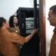 WAKIL BUPATI Humbahas, Junita Rebekka Marbun memeriksa Server Dinas Kominfo Humbahas. Waspada/Ist