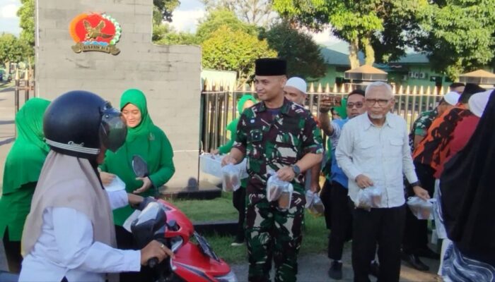 Yonif 123/Rajawali Bersama Elemen Masyarakat Berbagi Takjil