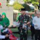Danyonif 123/Rajawali, Letkol Inf. Anhar Agil Gunawan (tengah) bersama Persit Kartika Chandra Kirana Yonif 123 Rajawali dan Direktur PT ATC Ahmad Zailani (kanan) saat berbagi takjil didepan Mako Yonif 123/Rajawali, Jl.Imam Bonjol, Padangaidimpuan, Selasa (24/3/2025). Waspada/Mohot Lubis.