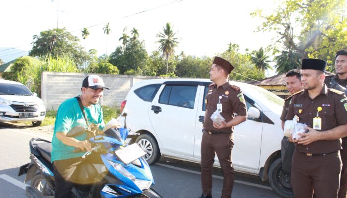 Kejaksaan Dan Insan Pers Madina Berbagi Takjil