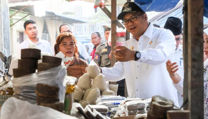 Pastikan Stabilitas Harga, Bupati Asri Ludin Tambunan Tinjau Pasar Rakyat Jelang Lebaran