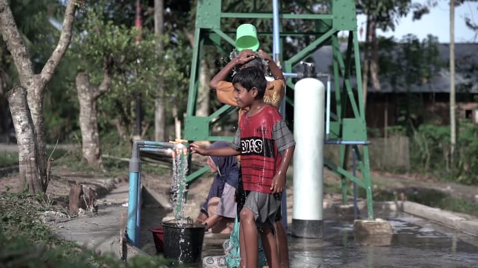 Berkat TMMD Reguler Ke-123 Tahun 2025 yang dilaksanakan oleh Kodim 0104/Aceh Timur anak-anak di Gampong Buket Meutuah, Kecamatan Langsa Timur terlihat gembira bermain air yang selama ini kesulitan memperoleh air bersih, foto direkam belum lama ini. Waspada/dede