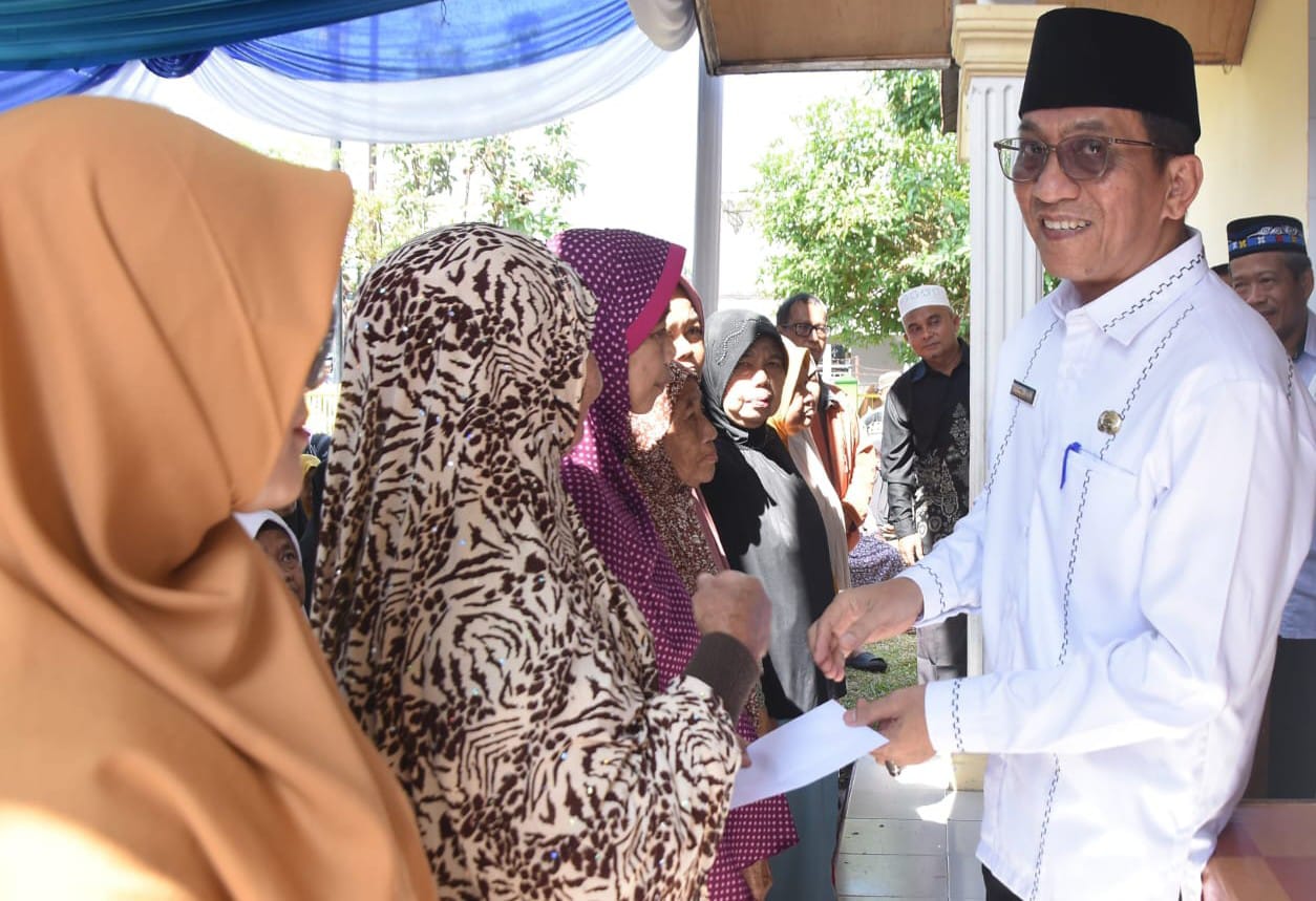 Asisten Perekonomian dan Pembangunan Setdako Zainal Siahaan mewakili Wali Kota Wesly Silalahi bersama Baznas melaksanakan pembagian zakat kepada para mustahik di Kantor Baznas, Jl. Maluku, Rabu (26/3).(Waspada-Ist).