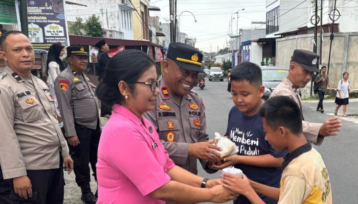 Polres P.Siantar Berbagi Takjil Ke Masyarakat Jelang Buka Puasa