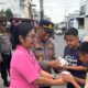 Polres Pematangsiantar melalui Polsek Siantar Selatan bersama Bhayangkari Ranting Polsek menggelar pembagian takjil kepada masyarakat menjelang berbuka puasa di depan Masjid Al-Fatah, Jl. Pane, Kel. Karo, Kec. Siantar Selatan, Rabu (26/3) pukul 17:00.(Waspada-Ist).