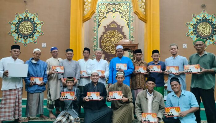 Jelang Lebaran Zakky Shahri Bagikan Ribuan Sarung Kepada Pengurus Masjid Di Deliserdang