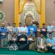 Sejumlah pengurus masjid saat menerima sarung dari Ketua DPRD Deliserdang Zakky Shahri. (Waspada/ist).