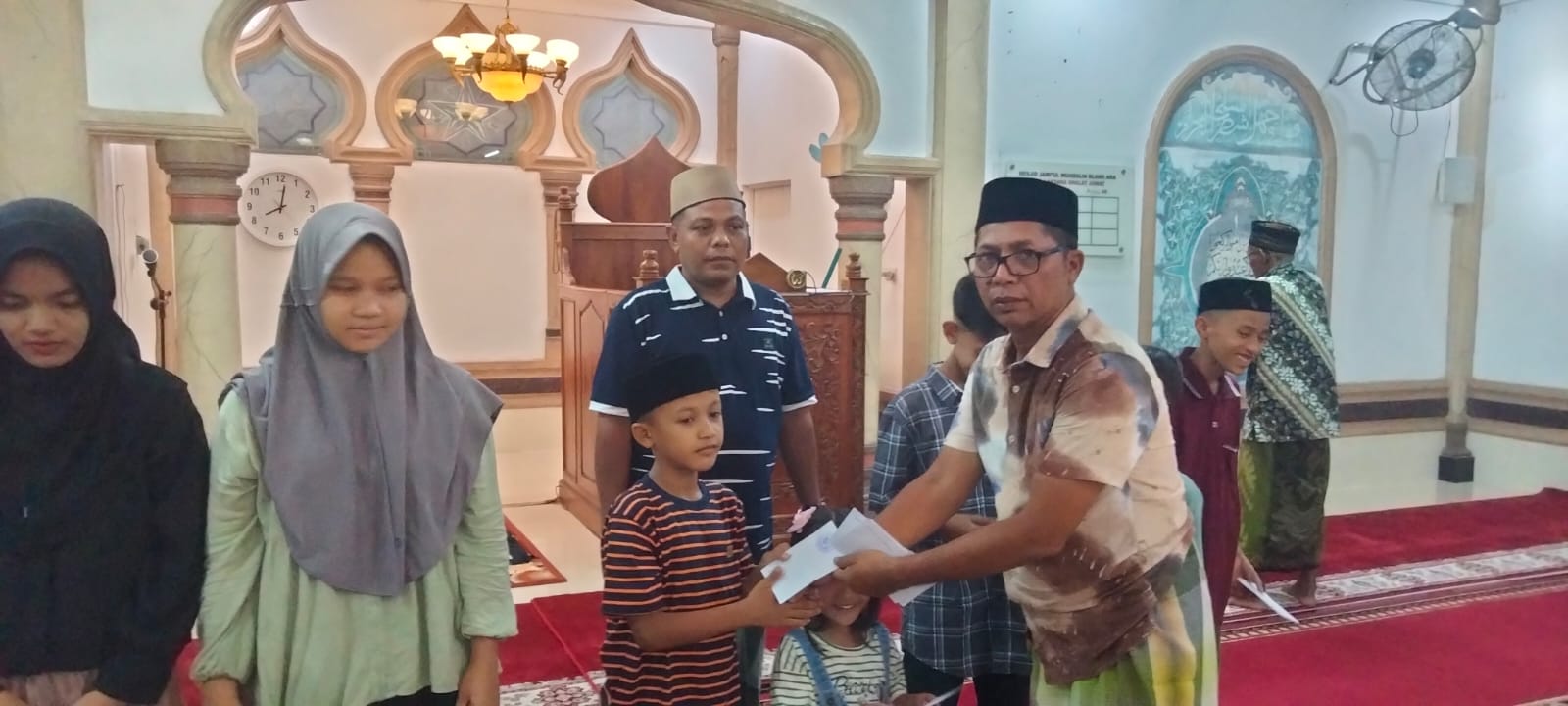 Kemukiman Blang Ara menyantuni anak yatim yang dilaksanakan Masjid Jamik Jamiul Muamalin Desa Blang Ara Keude, Rabu (26/3). Waspada/Muji Burrahman