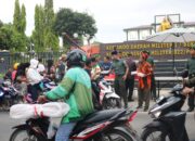 Korem 022/PT Bersama Ormas Bagikan Takjil Ke Masyarakat