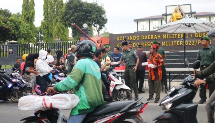 Korem 022/PT Bersama Ormas Bagikan Takjil Ke Masyarakat