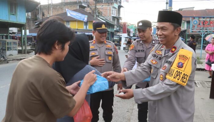Kapolres Simalungun Berbagi Takjil Gratis, Wujudkan Kepedulian Selama Ramadan