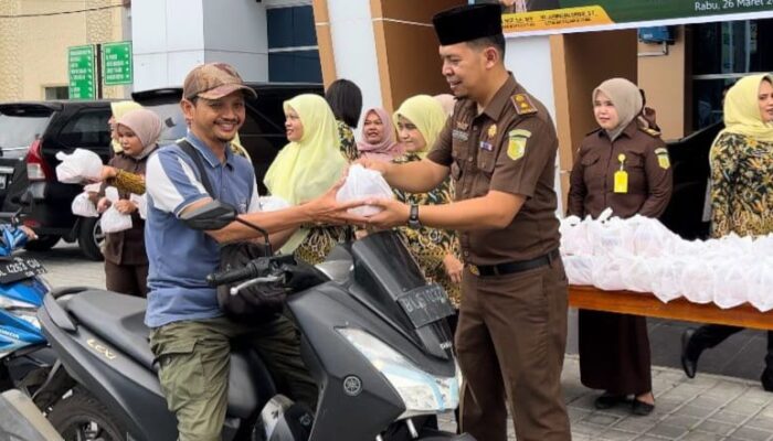 Jemput Keberkahan Ramadan, Kejari Bireuen Bagikan Takjil Buka Puasa