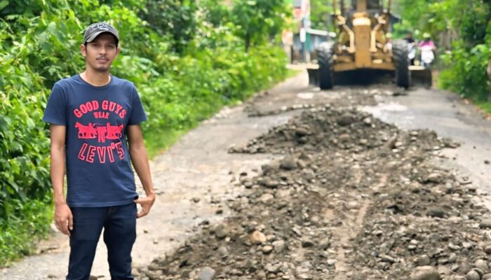 Demi Keselamatan, Sulaiman Perbaiki Jalan Rusak Pakai Dana Pribadi