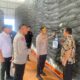 Kapolres Abdya Agus Sulistianto SH SIK, didampingi sejumlah PJU Polres, saat mengecek ketersedian beras jelang Idul Fitri 1446 Hijriyah, di Perum Bulog dan Kilang Padi. Kamis (27/3).Waspada/Syafrizal