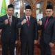 Rektor UIN Syahada Padangsidimpuan, Prof Dr Muhammad Darwis Dasopang, M.Ag (tengah) bersama Wakil Rektor Bidang Akademik dan Kelembagaan, Dr Erawadi (kiri) dan Ketua LPPM UIN Syahada, Dr Arbanur Rasyid M.Ag, foto bersama usai meriah gelar profesor sekaligus sebagai guru besar. Waspada/ist.