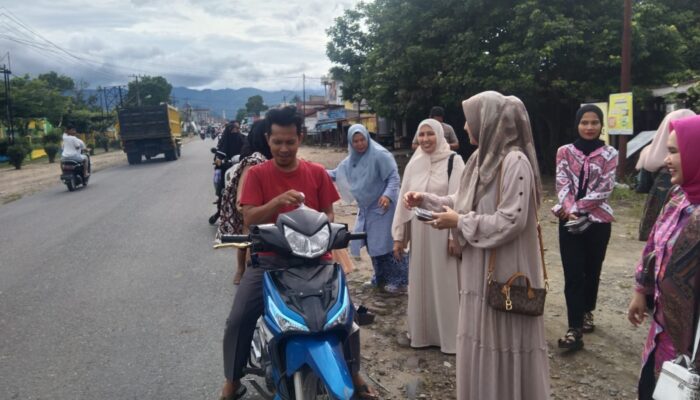 Ketua Tim Penggerak PKK Palas Bagikan Takjil Buka Puasa