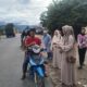 Ketua Tim Penggerak PKK, Mahzalena Putra Mahkota Alam Hasibuan didampingi ibu Wakil Bupati, Marnis Achmad Fauzan Nasution bersama pengurus lainnya bagikan takjil buka puasa kepada masyarakat pengguna jalan.(Waspada/Idaham Butar Butar)