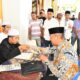 Bupati Madina, H. Saipullah saat membayar zakat pribadi dan juga menyerahkan secara simbolis ZIS yang dikelola Baznas Madina.(Waspada/ist).
