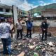 Tim Labfor Polda Sumut AKBP Roy Tenno Siburian didampingi Kasat Reskrim Polres Taput AKP Arifin Purba dan Kapolsek Muara AKP S.P Siringoringo sedang melakukan olah TKP kebakaran 27 rumah di Desa Hutanagodang, Kecamatan Muara, Taput, Kamis (27/3). Waspada/ist