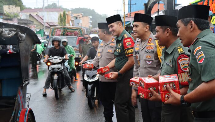 Polres Tapteng Bersama Polres Sibolga Dan Kodim 0211/TT Bagikan 1.000 Takjil