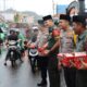 Kapolres Tapteng AKBP Wahyu Endrajaya bersama Kapolres Sibolga AKBP Eddy Inganta dan Dandim 0211/TT Letkol Inf Fernando Batubara sedang membagikan takjil gratis kepada warga masyarakat di depan Markas Kodim 0211/TT, Kamis (27/3). Waspada/ist