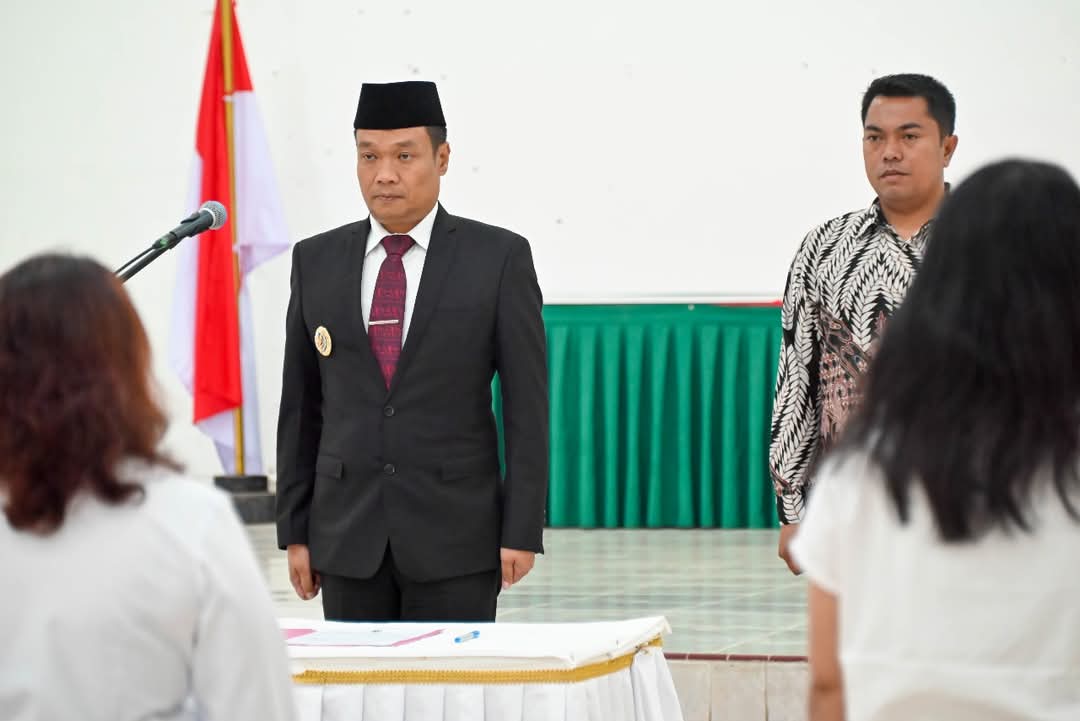 BUPATI Humbahas Oloan Paniaran Nababan saat memimpin upacara pelantikan pejabat administrator dan pejabat pengawas di Aula Kantor Pendopo. Waspada/Ist