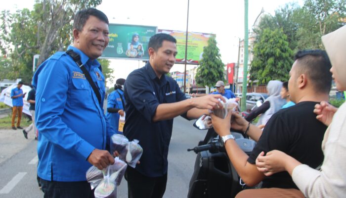 Ratusan Takjil Dibagikan Bank Aceh Bersama PWI Aceh Tamiang
