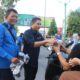 Bank Aceh Cabang Kualasimpang dan PWI Aceh Tamiang bagi takjil pada Kamis (27/3) di jalan nasional Banda Aceh - Medan, Kecamatan Karang Baru, Aceh Tamiang. (Waspada/Yusri).