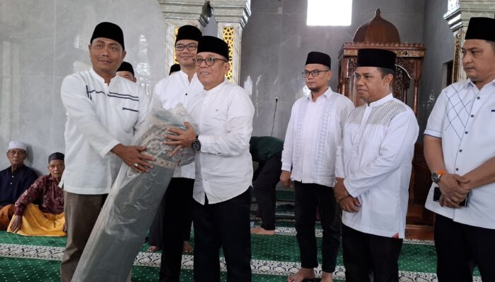Bupati Deliserdang Serahkan Bantuan Kursi Roda Dan Bayar Zakat Di Beringin