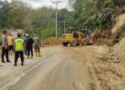 Jalan Lintas Tarutung -Tapsel Tertutup Tanah Longsor
